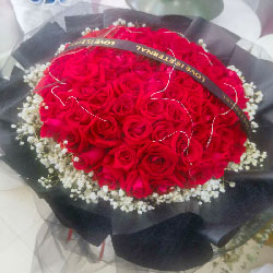 湖州市吴兴区乌程街道附近花店送花实拍(100朵红玫瑰满天星，永远不想离开的人)