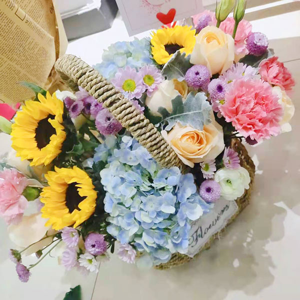 送石家庄新华区新华路街道华安街69号军创园居民楼的鲜花实拍图