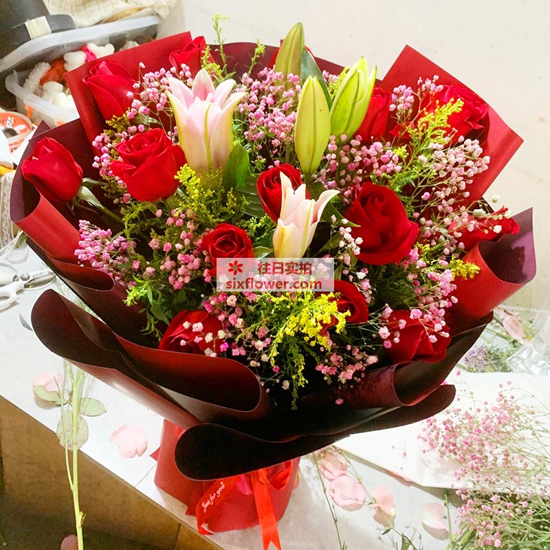 苏州常熟市龙江小区附近花店送花实拍(16朵红玫瑰2支百合，走进你的心灵)
