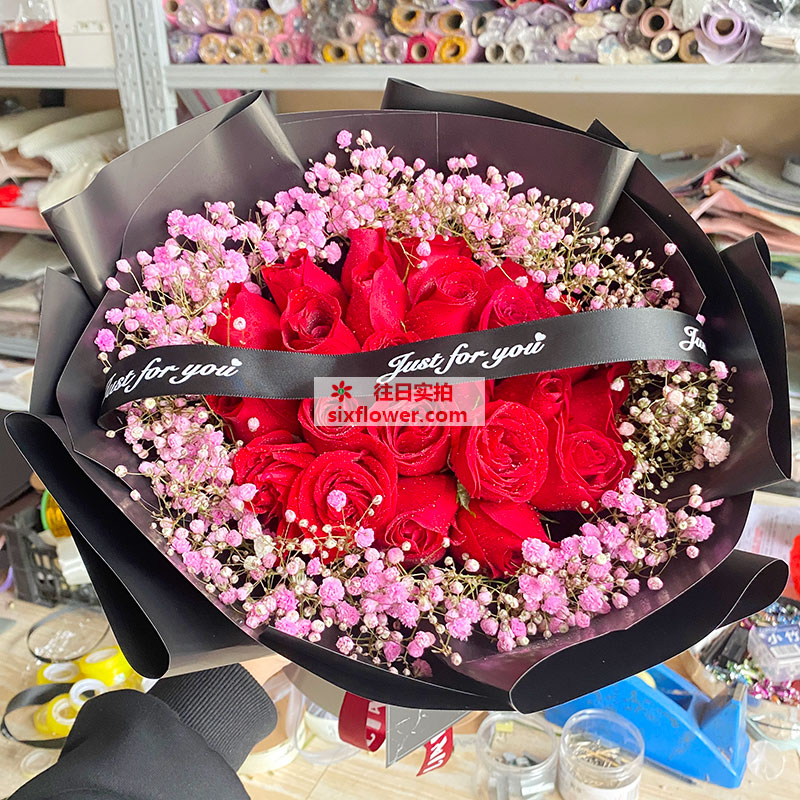 惠州惠城区水口街道送花实拍(21朵红玫瑰粉色满天星，最真挚的爱)