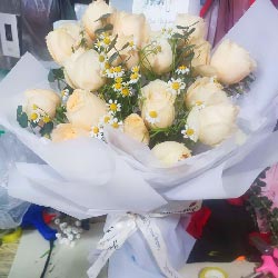 烟台蓬莱区蓬莱阁街道附近花店送花实拍(19朵香槟玫瑰，永远伴随你左右)