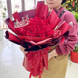 天津市武清区雍阳西道附近花店送花实拍(33朵红玫瑰皇冠，与你在一起不离不弃)