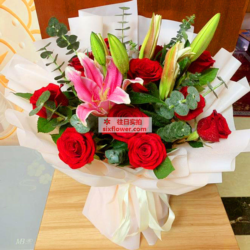 惠州惠阳区新圩镇送花实拍(11朵红玫瑰百合，全世界里只有一个你)