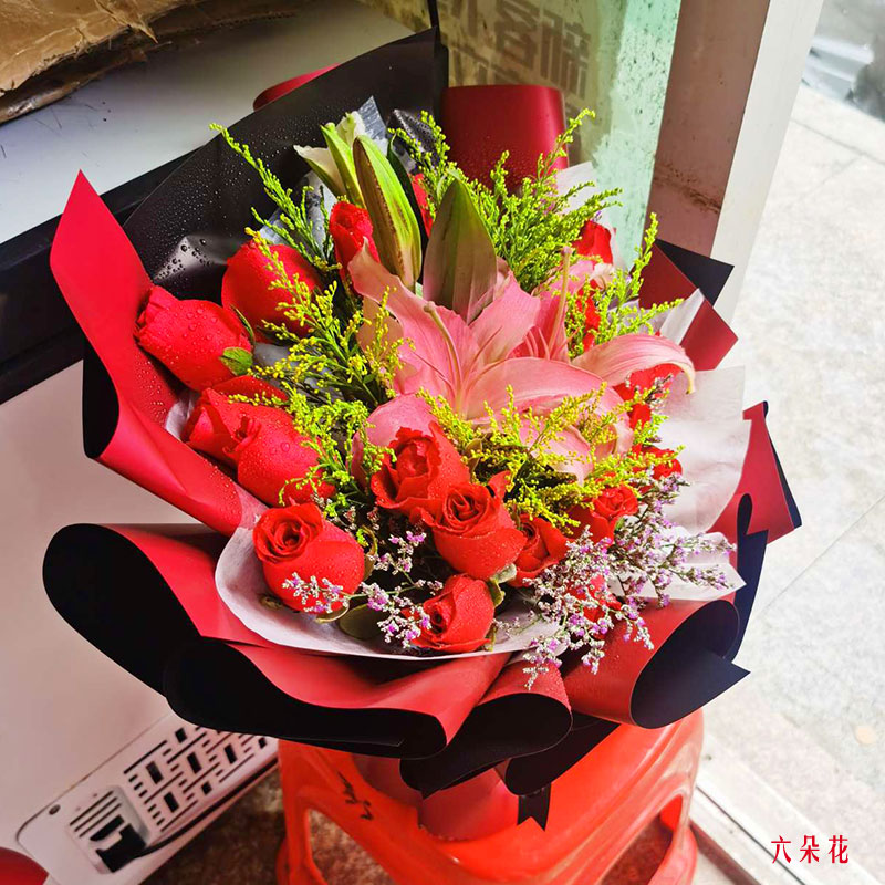 温州龙湾区状元街道附近花店送花实拍(19朵红玫瑰百合，与你幸福前行)