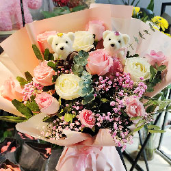 乌鲁木齐市八一街道附近花店送花实拍(12朵玫瑰，把握幸福)