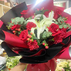 6朵红玫瑰，6朵红色康乃馨，幸福永远伴你