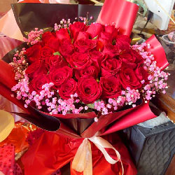 龙港市新渡街御景公馆附近花店送花实拍(33朵红玫瑰粉色满天星搭配，我们心心相印)