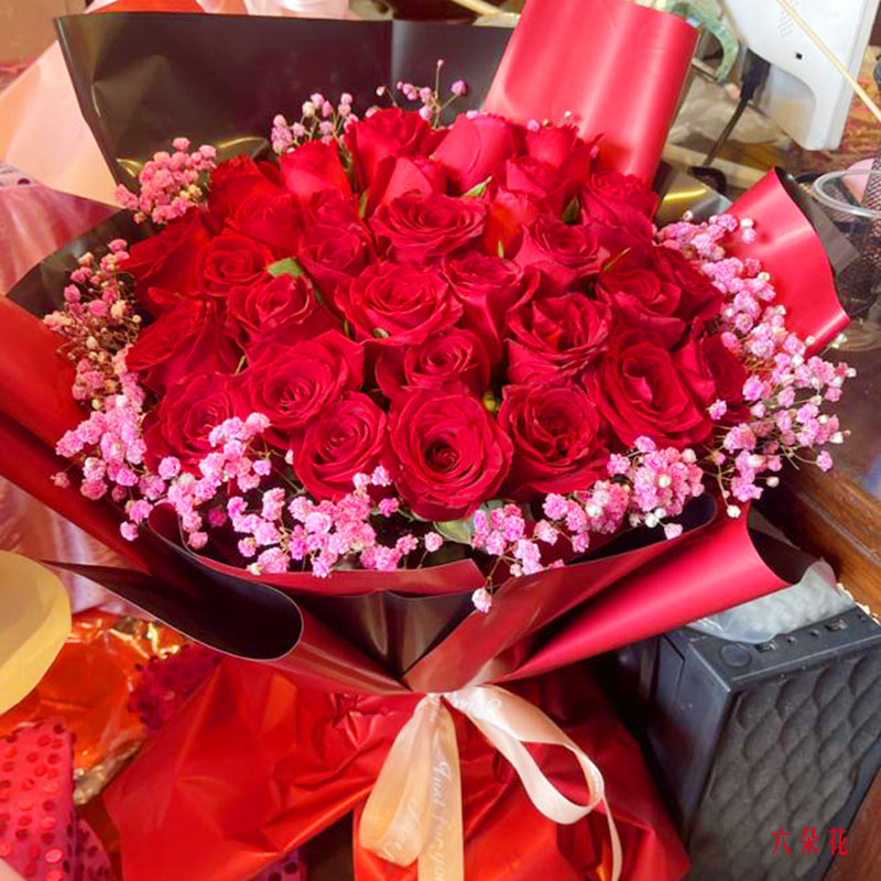 龙港市新渡街御景公馆附近花店送花实拍(33朵红玫瑰粉色满天星搭配，我们心心相印)