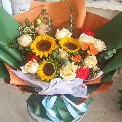 龙南市数智中心附近花店送花实拍(11朵玫瑰混搭向日葵，更加美丽)