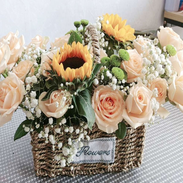 送忻州市原平市和谐路与青年街交叉路口的鲜花实拍图