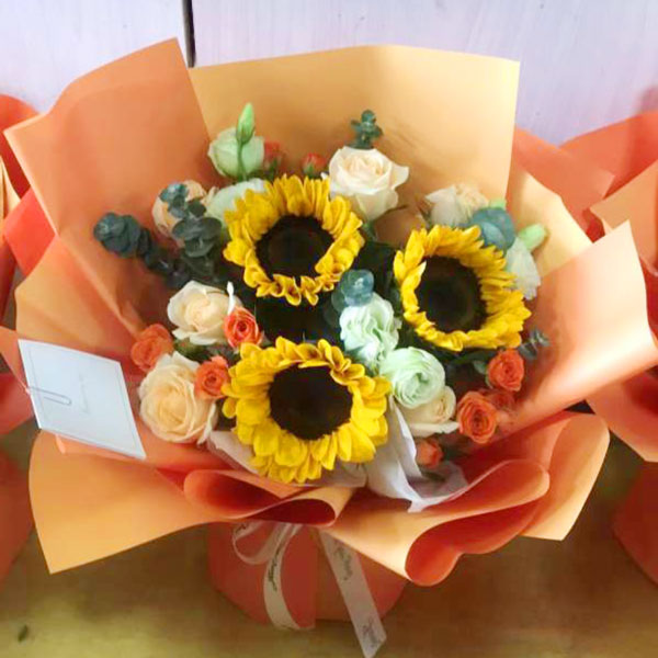 送厦门大学翔安校区东门的鲜花实拍图