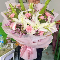 廊坊广阳区春和花园附近花店送花实拍(11朵粉色康乃馨百合，爱和快乐环绕你)
