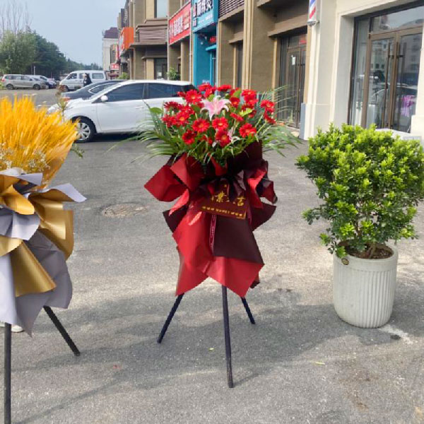 送山东省威海市环翠区深圳路与香港路检查口西南侧的鲜花实拍图