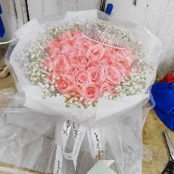 昆山市中心河路附近花店送花实拍(52朵戴安娜粉玫瑰周围满天星，我爱你是无尽的幸福)