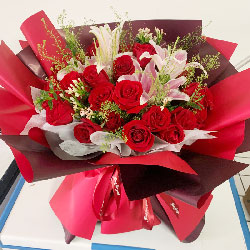 28朵红玫瑰百合，给你幸福的全世界