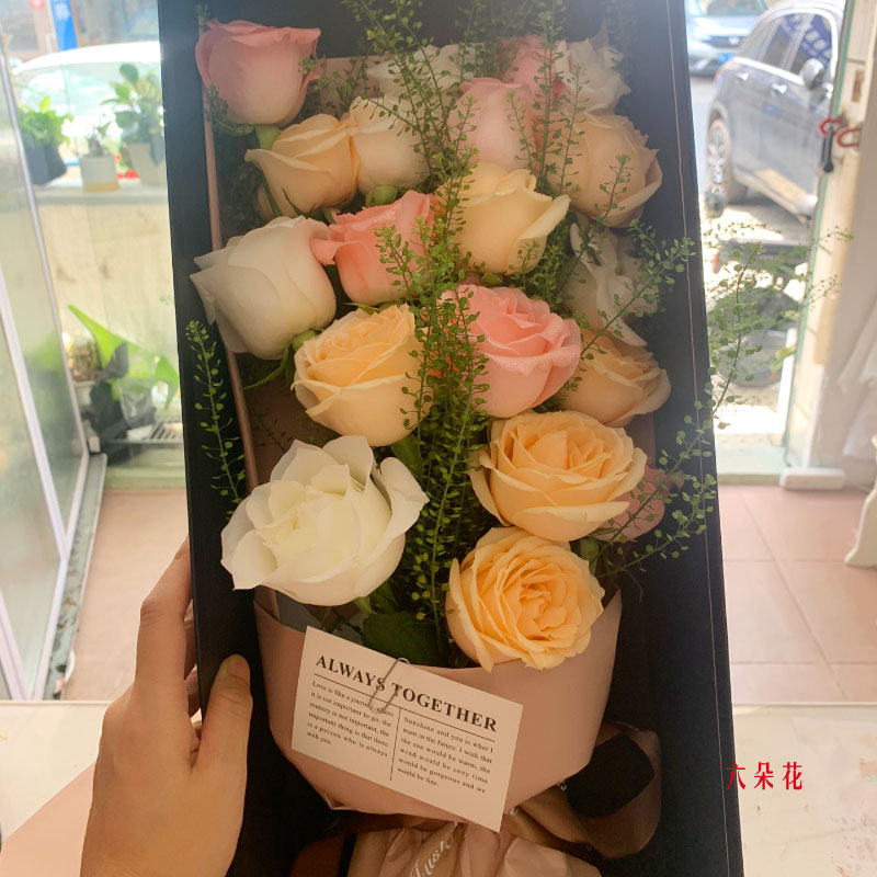 惠州惠阳区太亚湾万达附近花店送花实拍(19朵玫瑰礼盒，爱情一路无阻)
