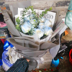 上海市浦东新区浦发壹滨江附近花店送花实拍(11朵碎冰蓝白玫瑰，深深的感知和默契)