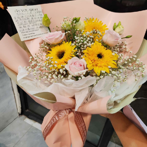 送西平县西平高中大门的鲜花实拍图