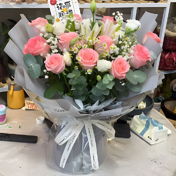 送邵阳县五完小正门口外五十米的鲜花实拍图