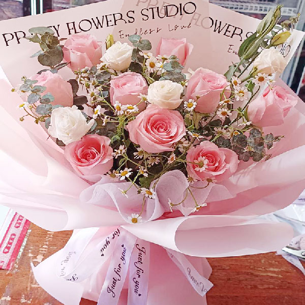 送花垣县边城高级中学的鲜花实拍图