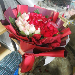 上海市杨浦区国权东路附近花店送花实拍(33朵红玫瑰，爱的力量)