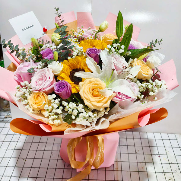 送云南丽江市大研办事处义尚社区文林村的鲜花实拍图