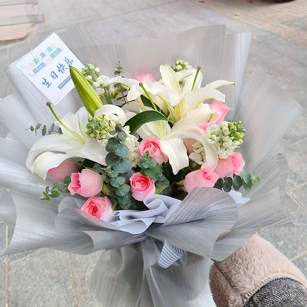 送阿克苏市鑫大公寓2单元的鲜花实拍图