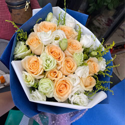 上海宝山区阳曲路附近花店送花实拍(11朵香槟玫瑰，16朵桔梗，甜蜜的爱)