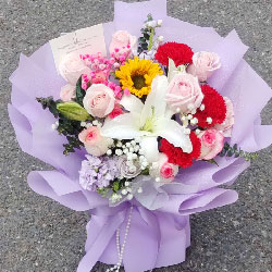 武汉市汉南区汉南大道附近花店送花实拍(11朵玫瑰康乃馨百合，共同分享喜悦)