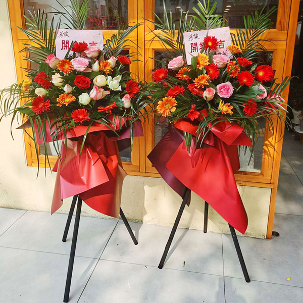 送当阳友谊汽车城酒吧大楼的鲜花实拍图