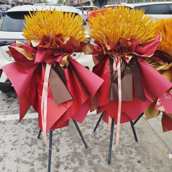 送枣庄市市中区华山路与兴华路交界处的鲜花实拍图