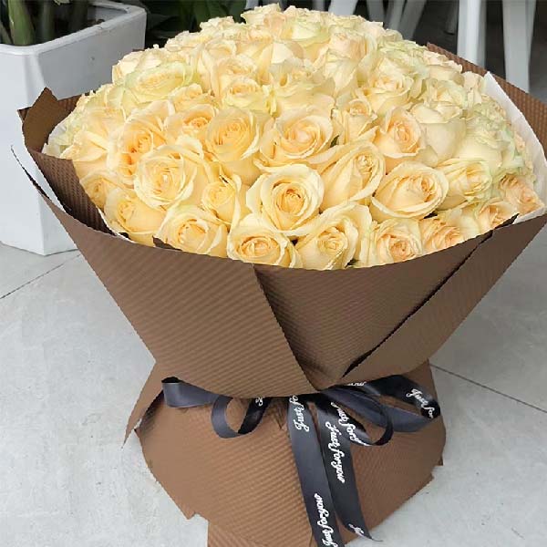 送六安火车站站前广场的鲜花实拍图