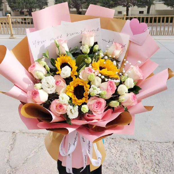 送喀什市十三派旁边中亚国际小区的鲜花实拍图