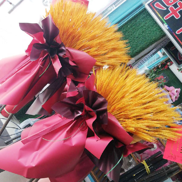 送襄阳襄州区卧龙路东方新城西门路口的鲜花实拍图