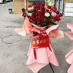 泰安泰山区龙潭南路附近花店送花实拍(三脚架开业花篮，开业大喜热闹)