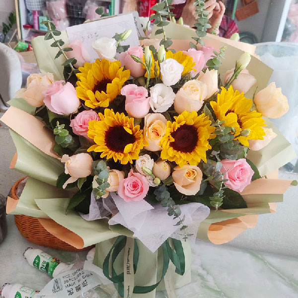 送山西传媒学院的鲜花实拍图