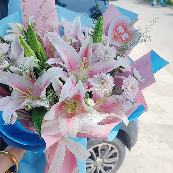 送鹤壁浚县北大街钟鼓楼北100米的鲜花实拍图