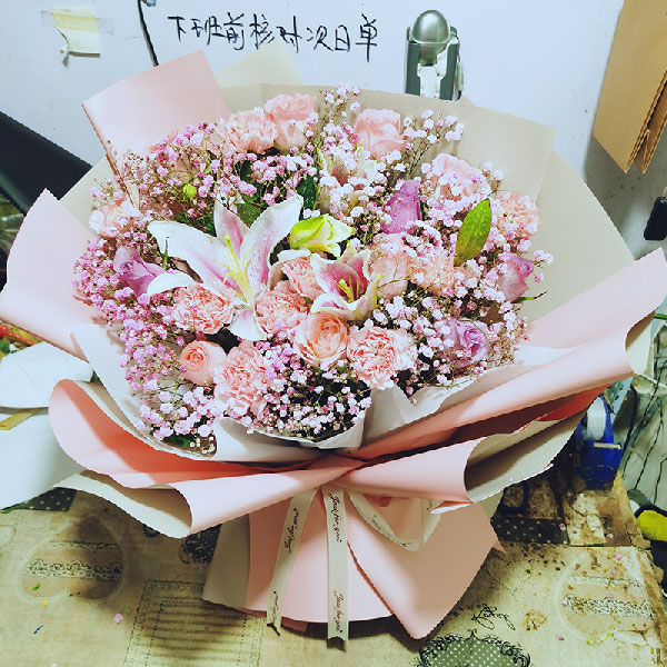 送内蒙古包头市滨河区农贸市场的鲜花实拍图