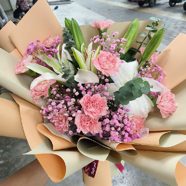 送天水秦州区星光世纪城对面蔚蓝大酒楼的鲜花实拍图