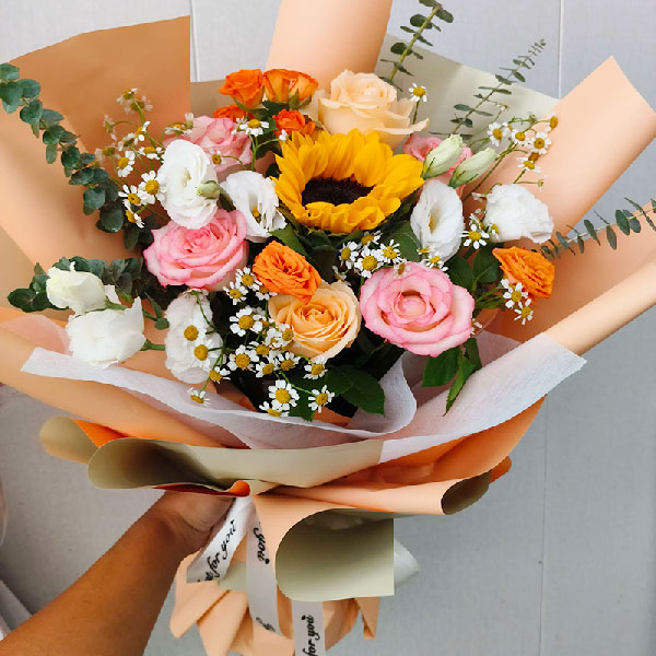 送淄博青年路与东街交叉口西北角信誉楼百货的鲜花实拍图