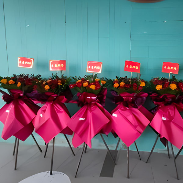 送景德镇市珠山区陶艺街与陶溪川路交叉口的鲜花实拍图