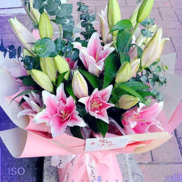 送河南省信阳市新县光彩菜鸟驿站的鲜花实拍图