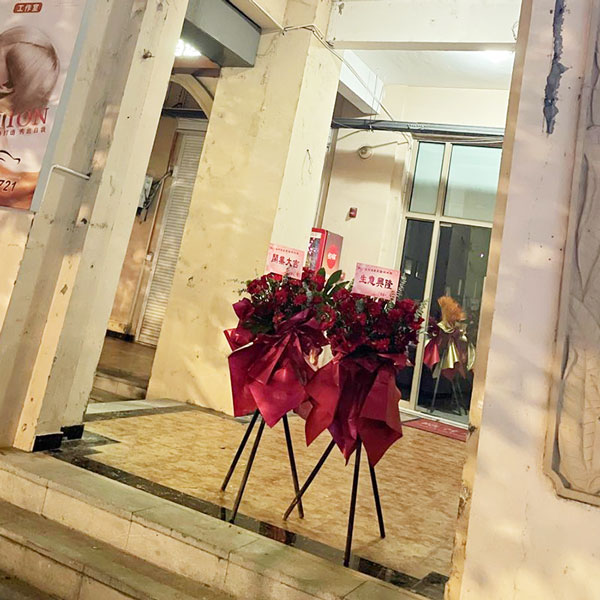 送南通市崇川区世纪大道与星城路交叉口正南方向118米左右的鲜花实拍图