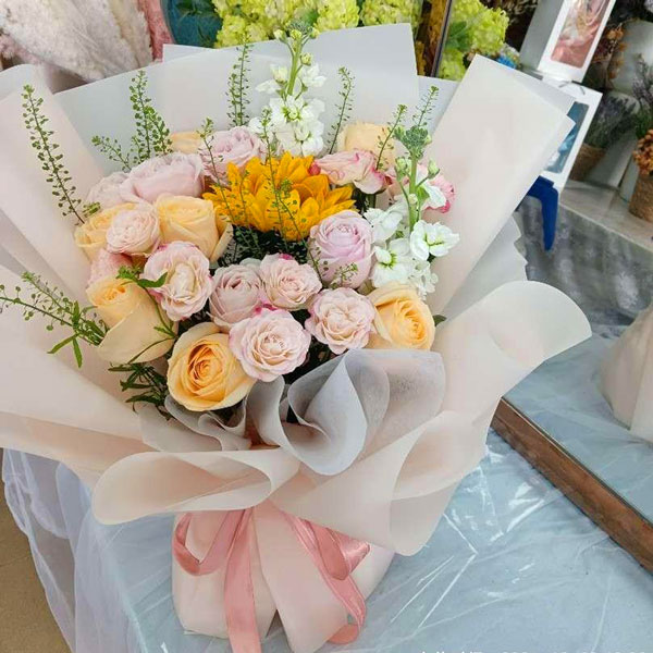 12朵玫瑰1朵向日葵,照亮你前行路(实拍照)