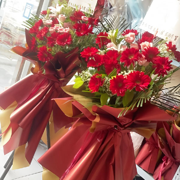 送菏泽市曹县磐石街道锦呈铂金世家的鲜花实拍图