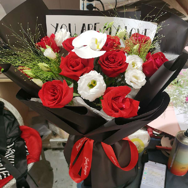 11朵红玫瑰支白色蝴蝶兰，爱情充满活力(实拍照)