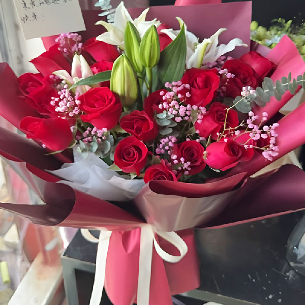 送青阳县九华山站安检口的鲜花实拍图