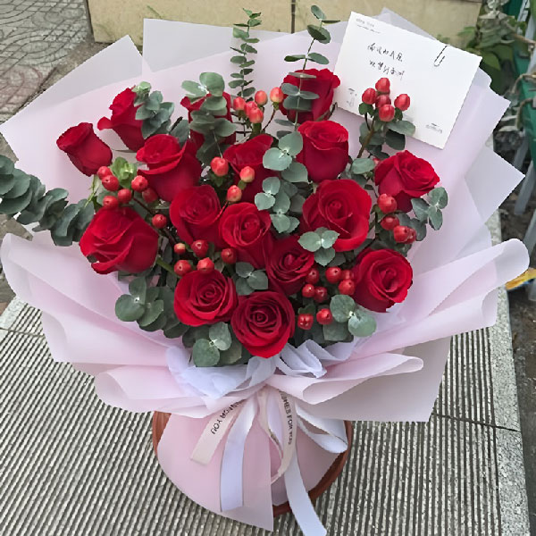 16朵红玫瑰红豆,爱像花的色彩(实拍照)