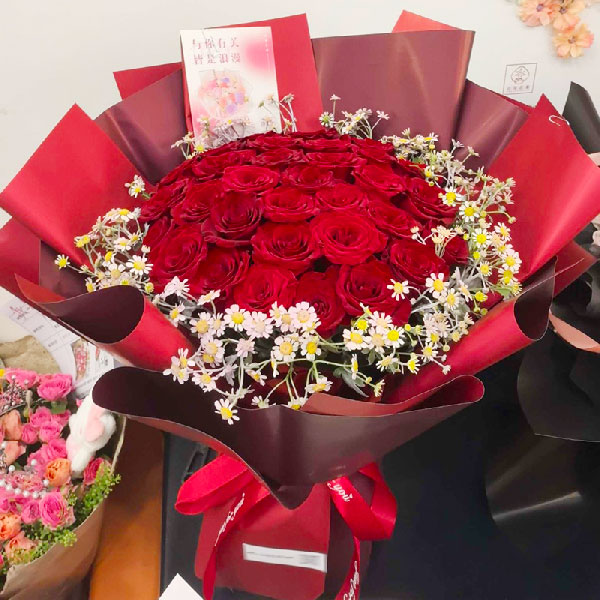 33朵红玫瑰相思梅搭配,爱你是一种幸福(实拍照)