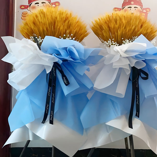 送防城港北站北侧汽车站的鲜花实拍图